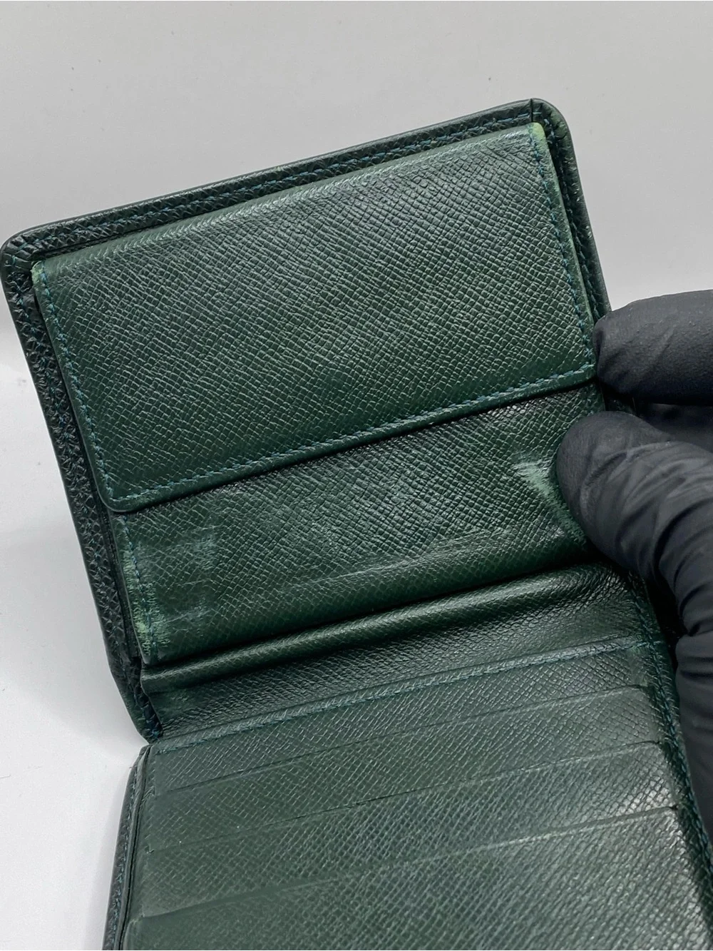 Louis Vuitton green taiga leather Porte-Documents 3 Card Folded Wallet